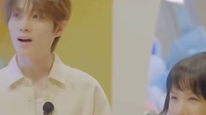 余承恩帮井迪抱外甥女，累但微笑强撑着