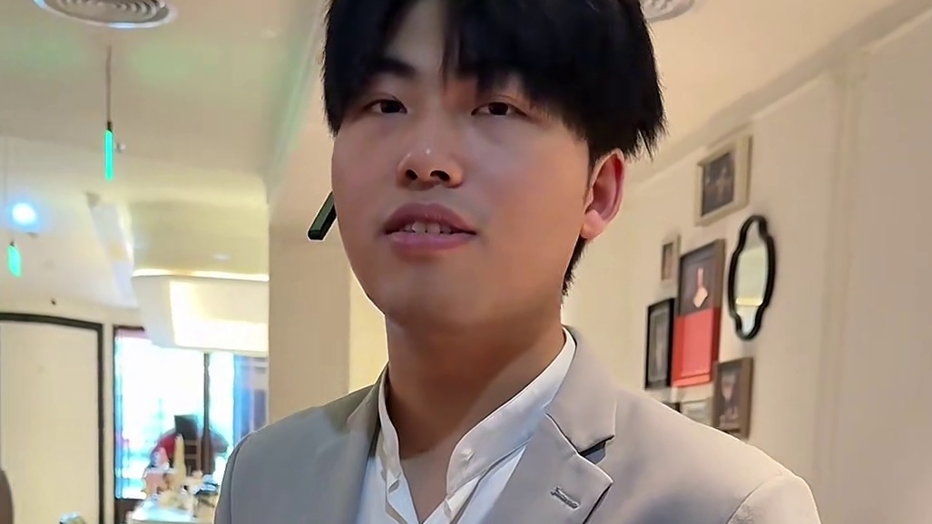 点餐盲盒！！挑战在武汉西餐厅店员上啥我吃啥 花小钱装大杯