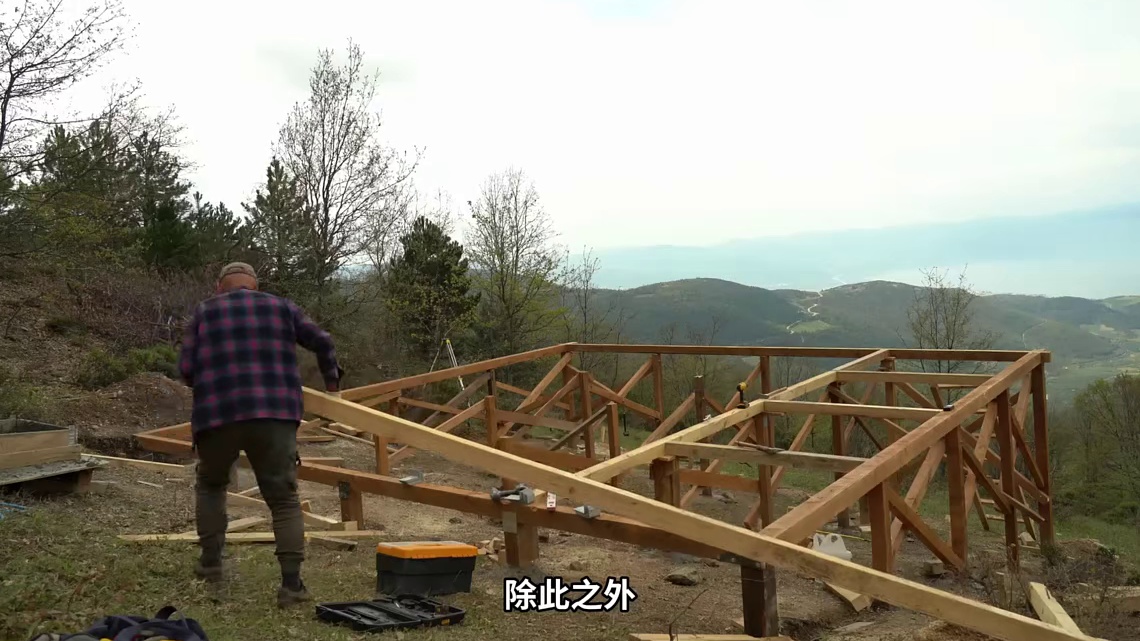 第1集：荒无人烟的野外，男人给自己搭建了舒适的荒野小屋