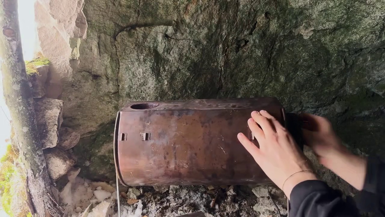 第1集：在野外，男人将一个山洞搭建成舒适的小屋