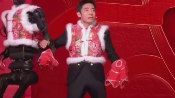 撒贝宁和机器人同款“老奶”式步伐