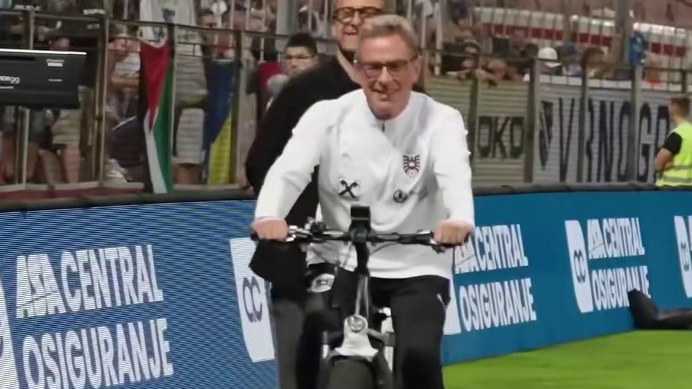 当主教练脚伤未愈但想现场执教时.