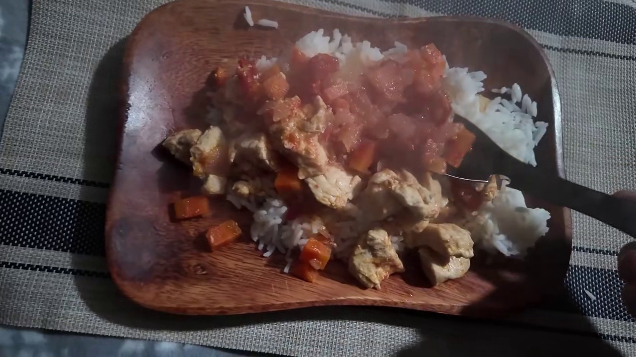 第2集：在野外，男人将一个山洞搭建成舒适的小屋