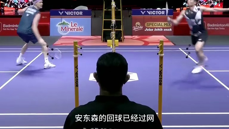 周天成对安东森挥拍，表示对误判的不满