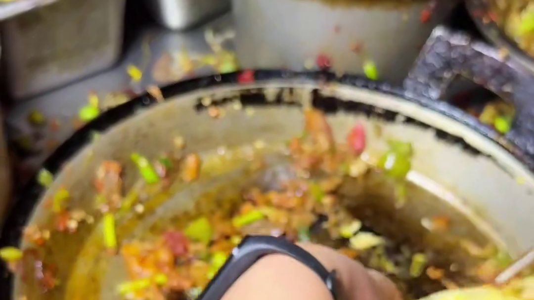 徐州街头20块一份的巨无霸卷饼！！二十多种菜随便加太香啦！