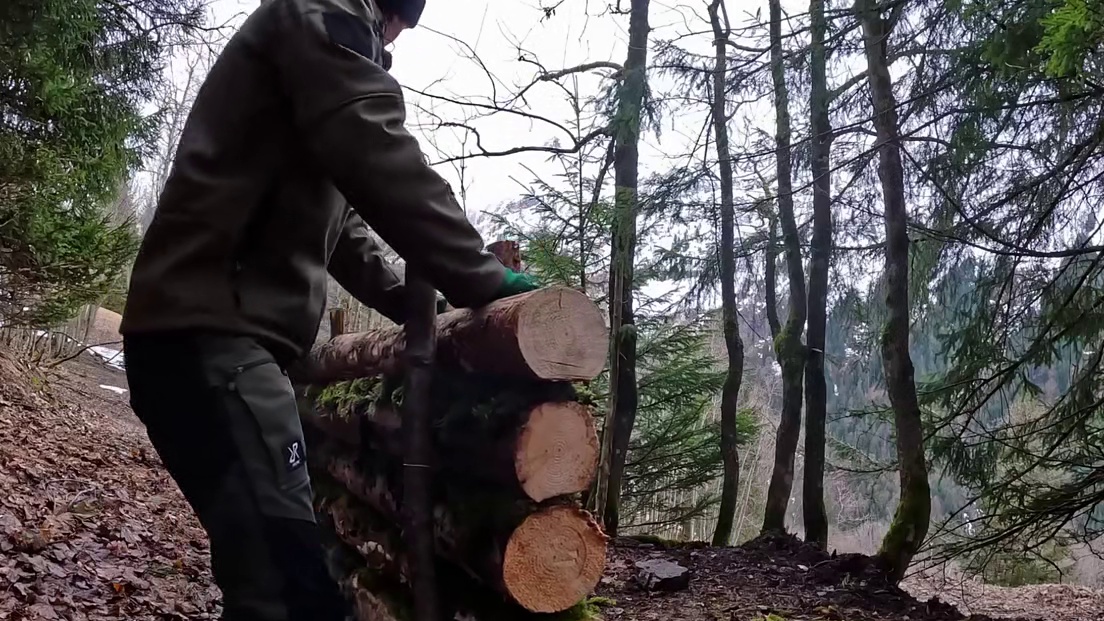 在一场荒野地带搭建木屋庇护所，他心中的成就感拉满(1)