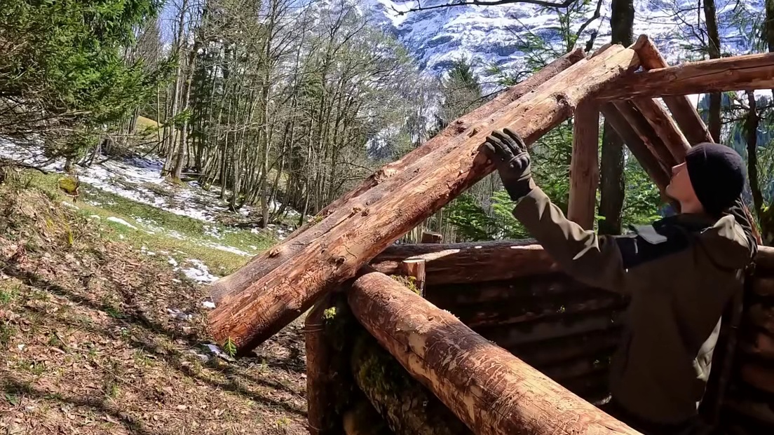 在一场荒野地带搭建木屋庇护所，他心中的成就感拉满(3)