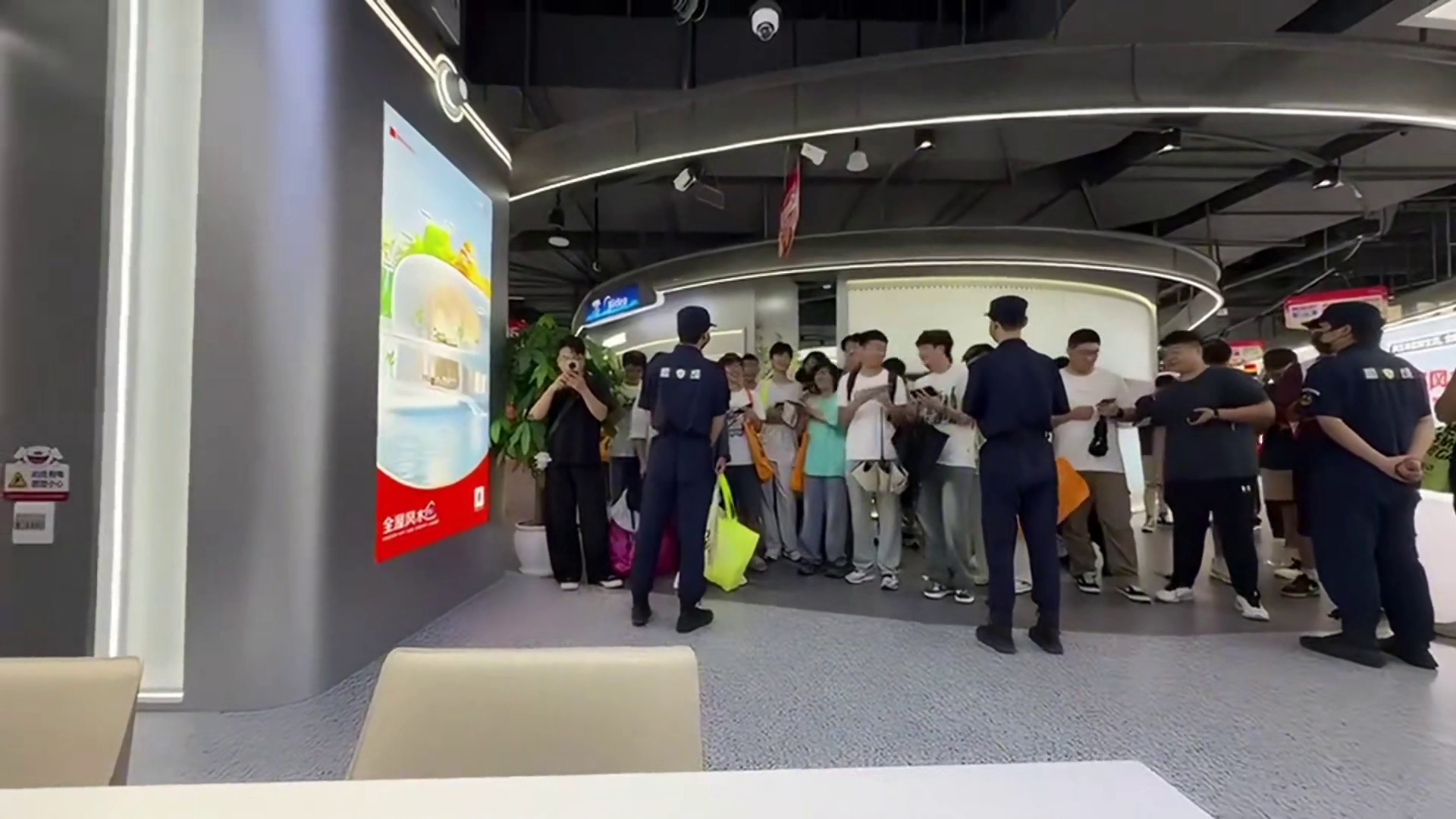 杨齐家武汉线下活动，还没开始就被粉丝围观投喂，杨齐家也是宠粉，满足了大家的合照要求。 #三角洲行动 