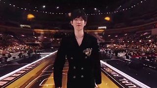 舞臺燈光如星河傾瀉，人群沉醉在經典旋律中。一諾的公孫離，是這場視聽盛宴的點睛之筆。