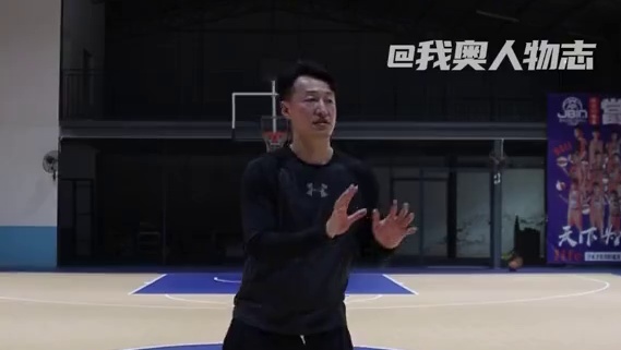 三分110连中！他想让世界知道中国有三分！ 作为一个将三分刻进骨子里的球员，张佳滨曾在篮球生涯中命中