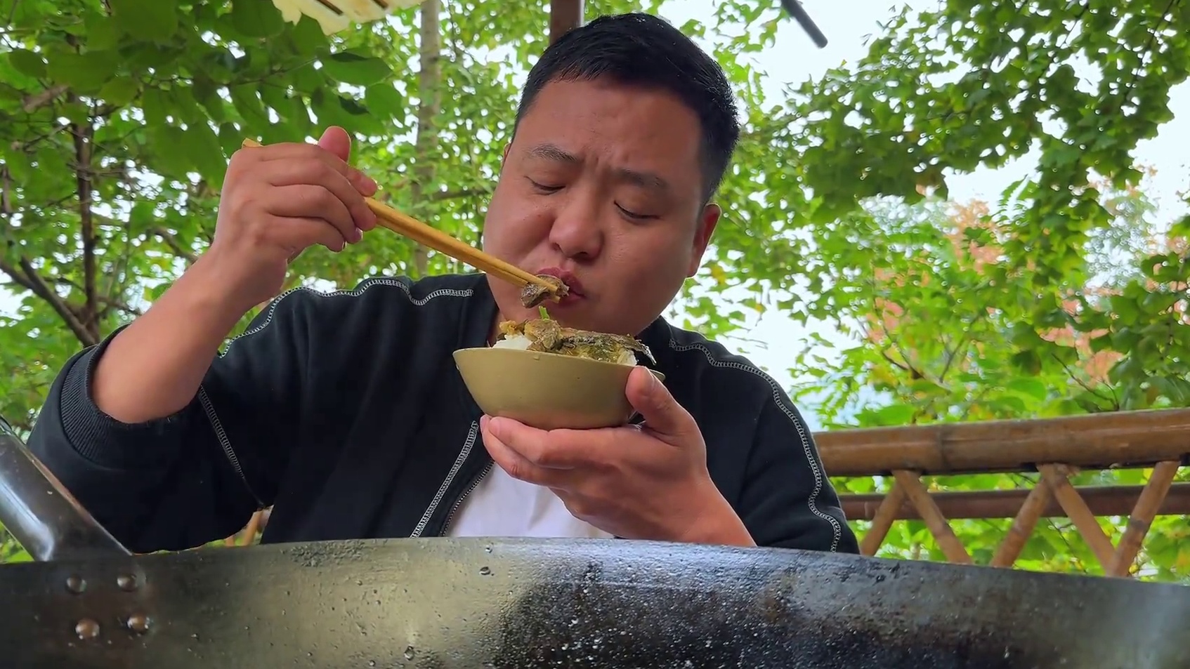 湖北特色家常菜“盐菜炖泥鳅”，软烂下饭吃过瘾 #家常菜 #乡下柴火饭 #我的乡村生活 #新农人 