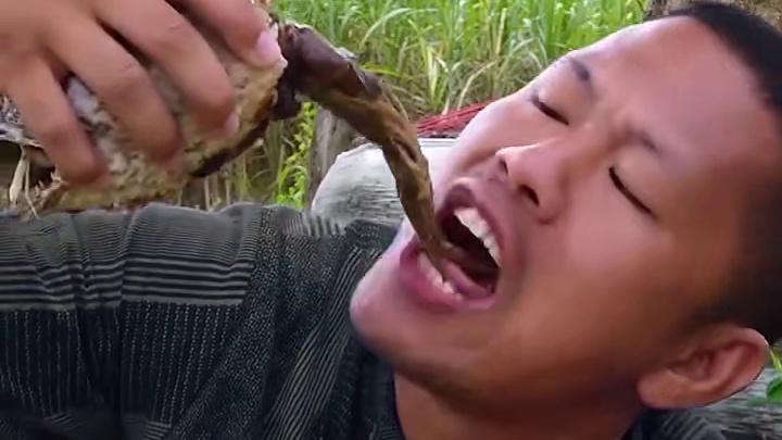 酸辣️木瓜丝大烤鱼 #美食 #泰国美食 #美食 #户外美食 #内容启发搜索