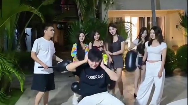 又菜又爱玩系列，刚子被打爆，哈哈哈哈#小小小酷哥 #组织1995 #酷酷 #沈不凡 #名场面