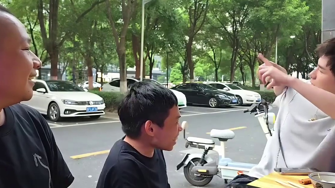 童锦程和大狠一起直播，没想到比女嘉宾更加劲爆