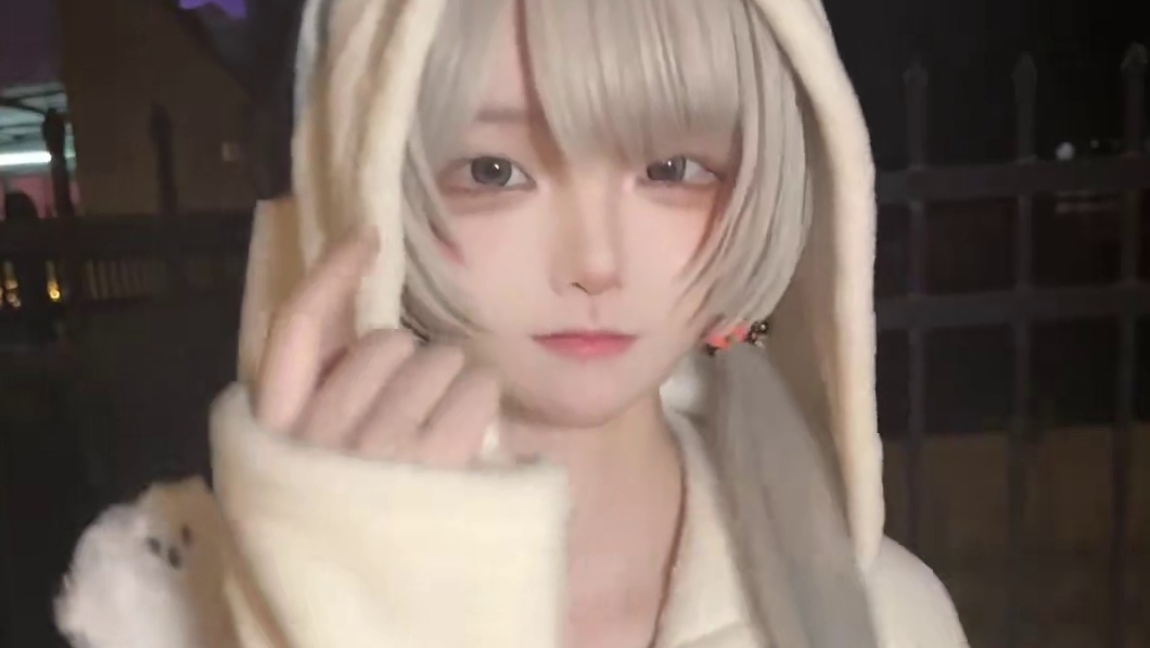 给我糖！不给？不给就赖在这里不走了哦！
Coser：