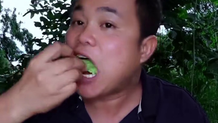 劈腿的大章鱼足搭配‍酸辣剁椒蘸水️ 泰国美食