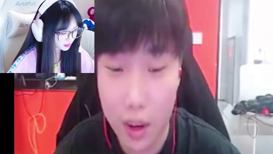 小情侣不演了是吧，Doo指定草莓站他旁边，嘉宝过来抢位置直接被草莓一枪秒了，弹幕起飞满屏问号