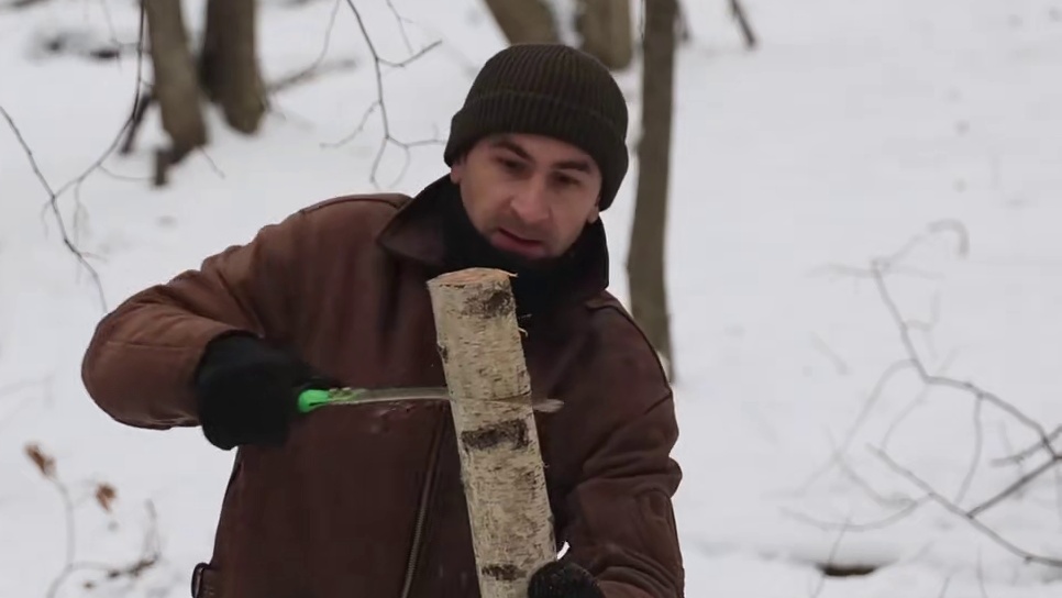 第2集：冰天雪地的天气，男人在野外给自己搭建了舒适的荒野小屋