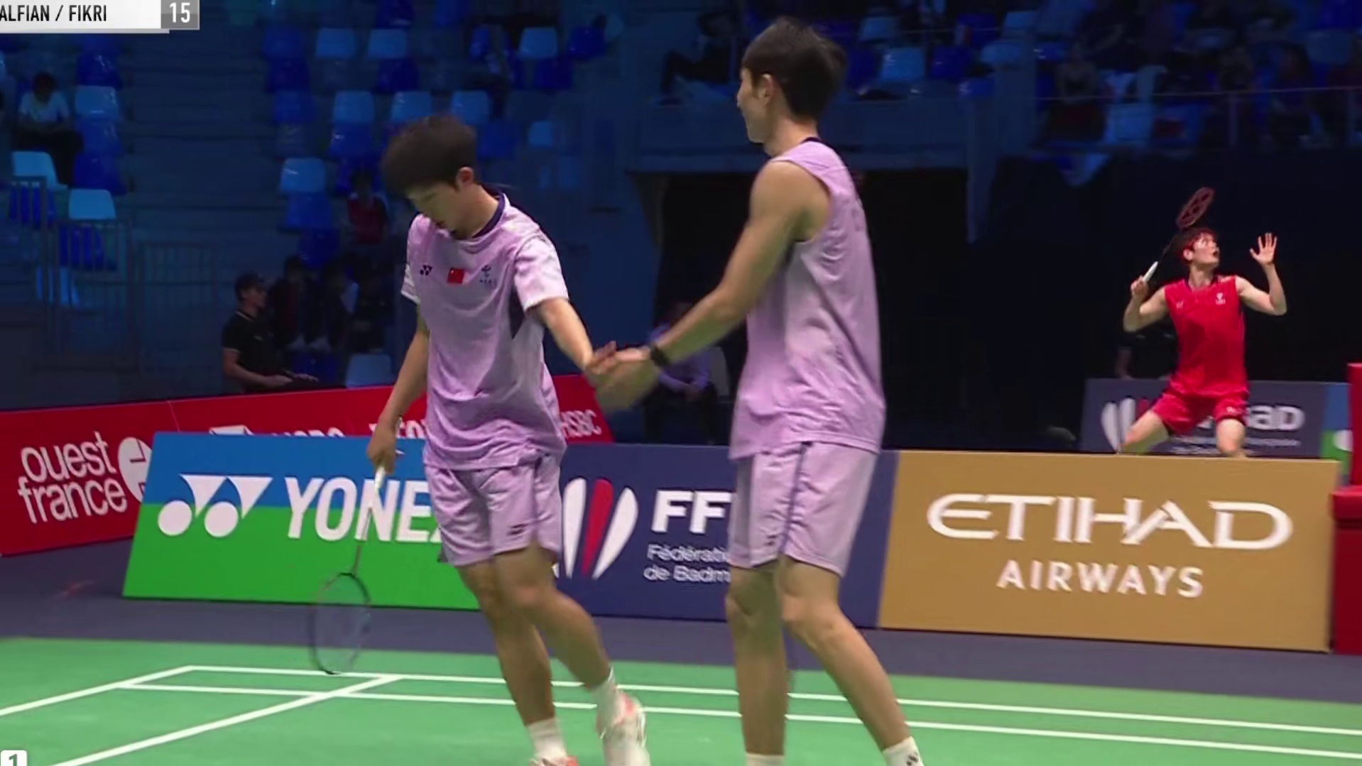 对手快速进攻和网前封堵建立领先，荻阳组合调整战术追分无果