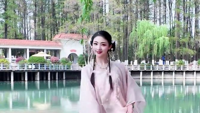 是谁在花港观鱼 而我在看你～#苏公堤 #潮流舞蹈大赛 #美好奇妙夜 #二十四节气舞蹈挑战 #