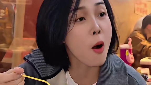 如何从春熙路一口吃到解放碑。#川渝人民过冬天有自己的方式 #厂花素芬九宫格火锅 #成都美食 #重庆火