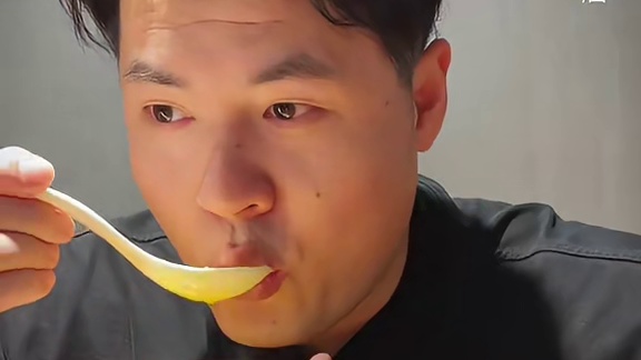 闹市巷子里的古风小店，猪蹄太棒了！