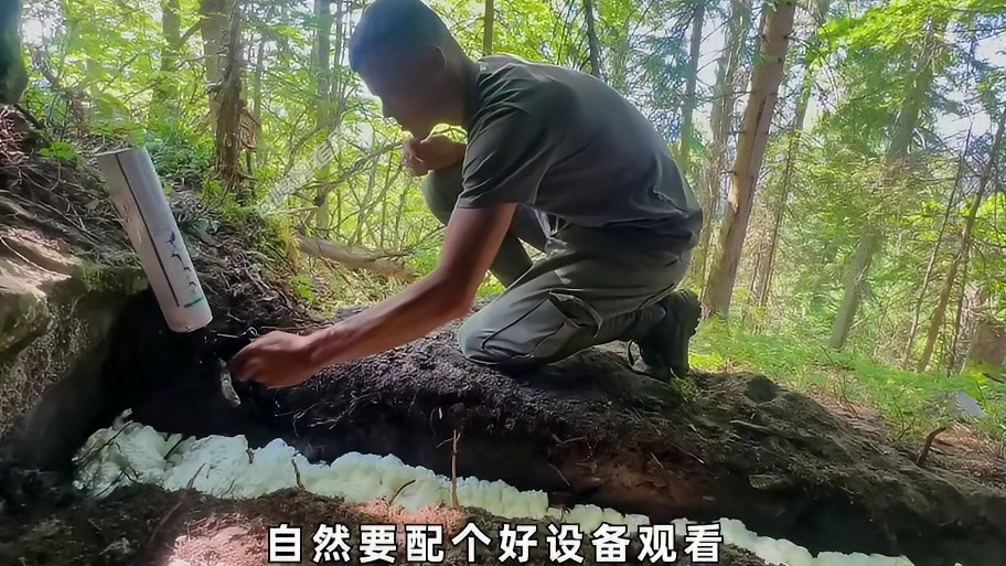 男人利用万吨巨石和几瓶发泡胶，就搭建出安全感十足的庇护所，成功抵御当晚的狂风和狼群