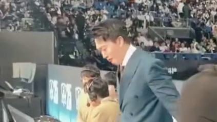 AL不敌T1止步八强，赛后管泽元和米勒接连落泪。为什么会哭，因为大家都知道，AL已经是我们的最后一张底牌