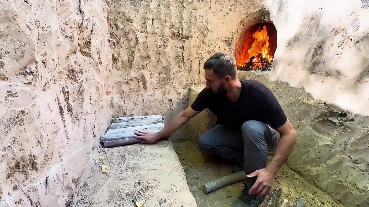 第2集：荒无人烟的野外，男人在野外给自己搭建了隐秘的小屋