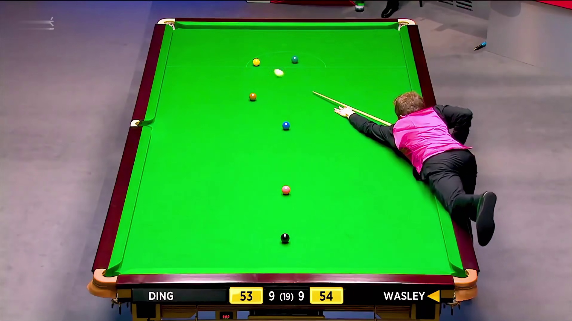 真精彩！对手一杆解球把丁俊晖逼入绝境，两颗彩球连鞭三杆斯诺克 (1)