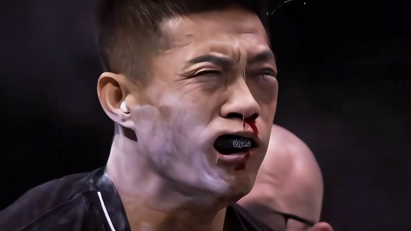 通背拳赵鸿刚耳光力量首秀，因为比赛经验不足，惨遭对手ko! 力道和经验确实不如对方，但是赵鸿刚没有怂