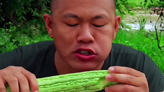 大苦瓜酸辣料汁️刺身三文鱼 #美食 #泰国美食 #美食 #户外美食 #内容启发搜索