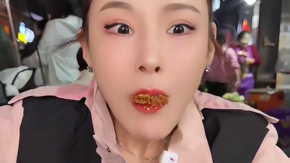 爆香一块钱三串的清真串串，还有哪个宝汁没有吃上呢~ #夜市里的烟火气#串串#牛肉#真香警告