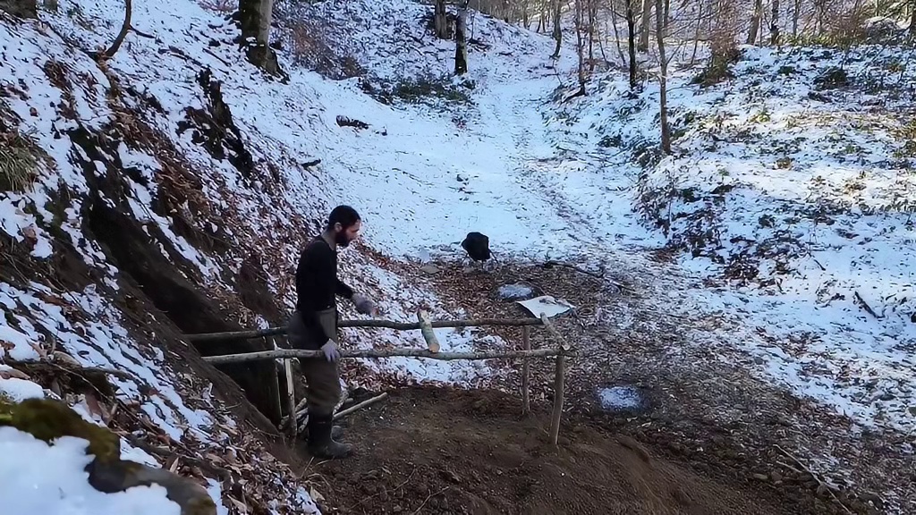 柯基在野外用保鲜膜建造出温暖小屋，还搭建泳池在零下30泡澡