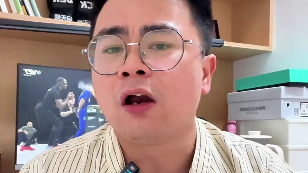 为什么赵鸿刚和对手在场上会展现出如此巨大的差距？ 同样的级别，同样是首秀，两人的差距到底在哪里？传统