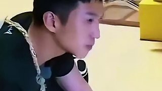 這個(gè)奇葩的姿勢(shì)估計(jì)只有陳赫想得出來”