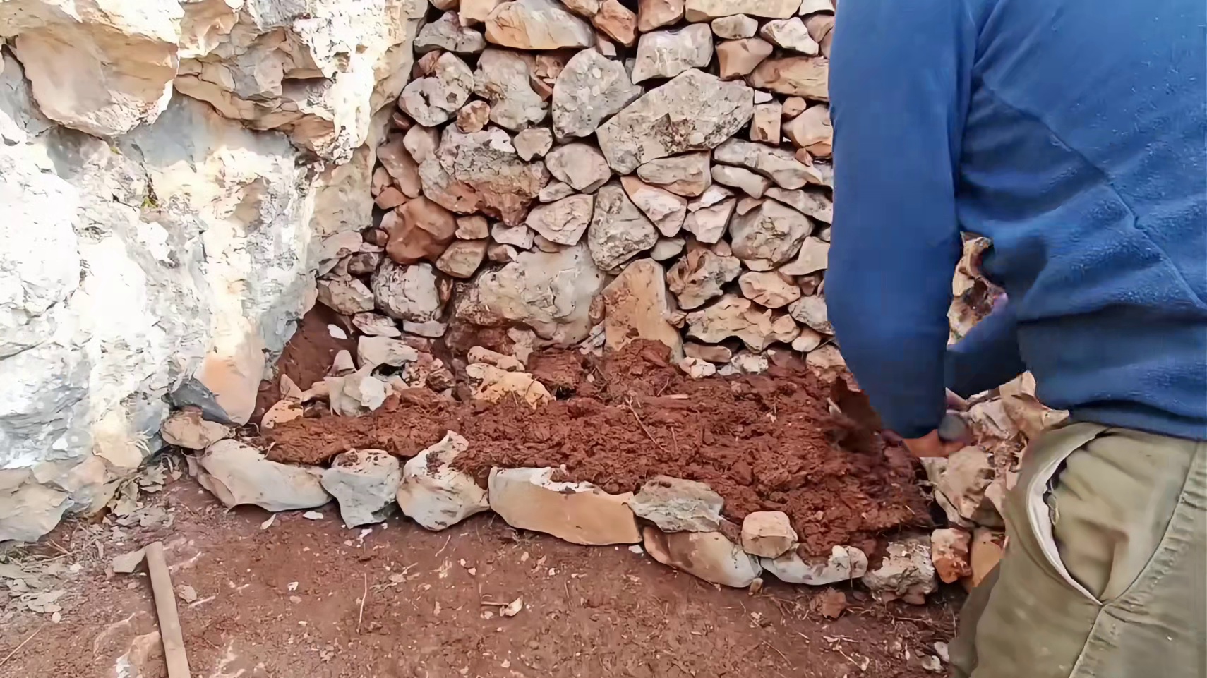 第1集：冰天雪地的天气，男人在野外搭建了舒适的荒野小屋