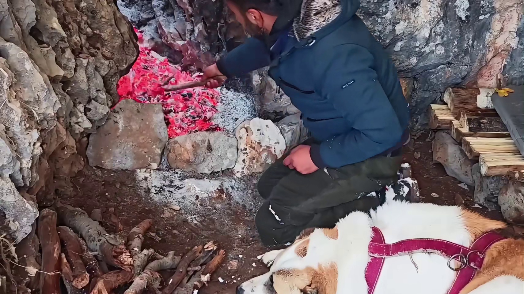 第2集：冰天雪地的天气，男人在野外搭建了舒适的荒野小屋