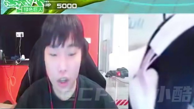 草莓背后偷袭Doo狂笑不止，Doo三回头敢怒不敢言，最后用十年桃花运换变一次小僵尸，兑换成功弹幕当场