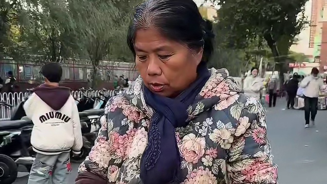沈阳街头偶遇“暴躁”鸡骨棒阿姨，属实是一整个嘴硬心软了