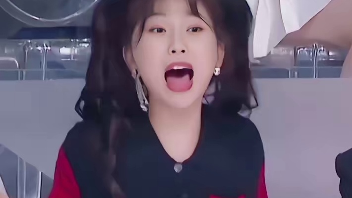 毛娘满眼都是对自己包装的欣赏