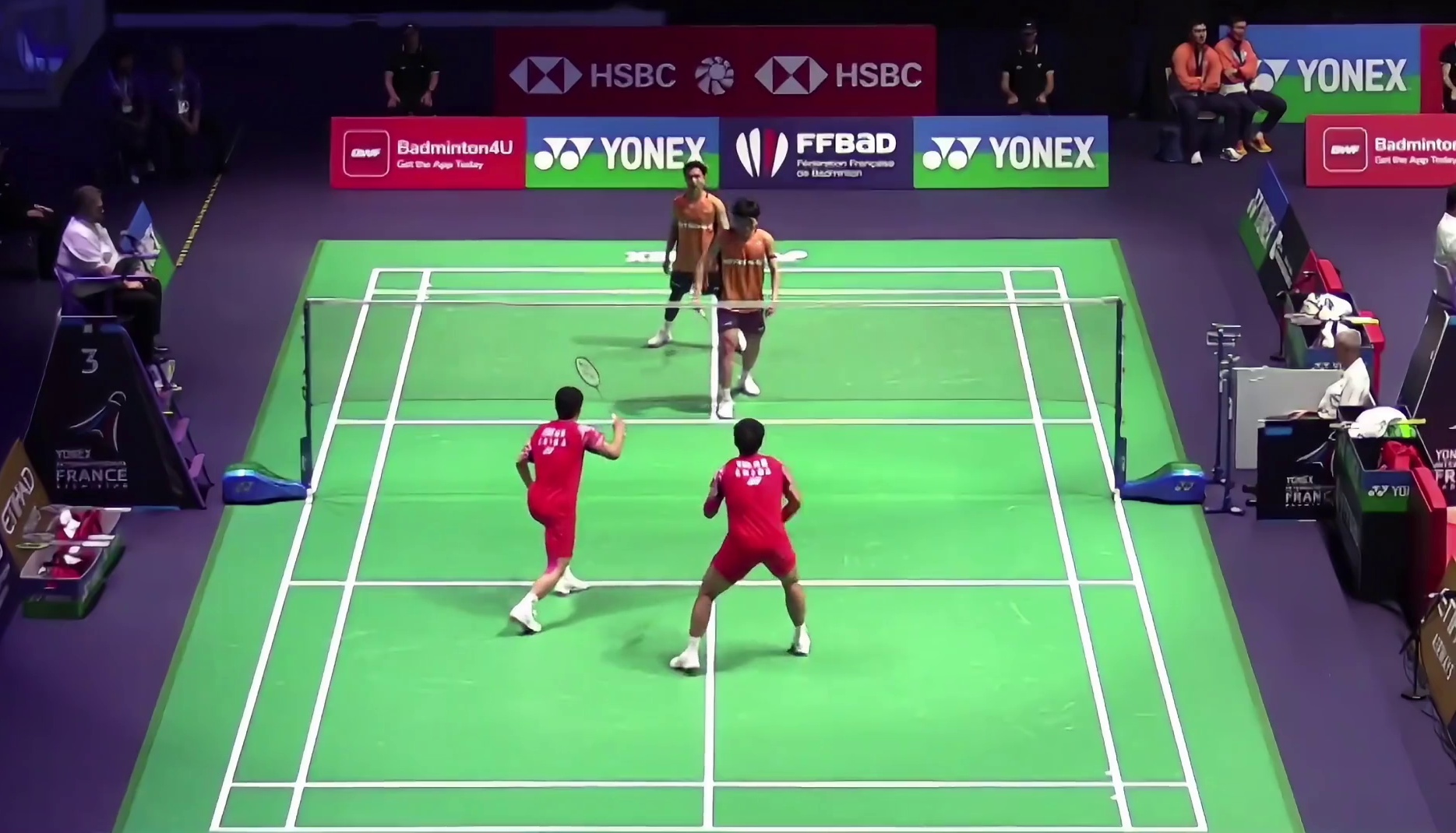 对手掌控了比赛节奏，谢曾组合在首局中显得有些慢热，难以抵挡对手的攻势