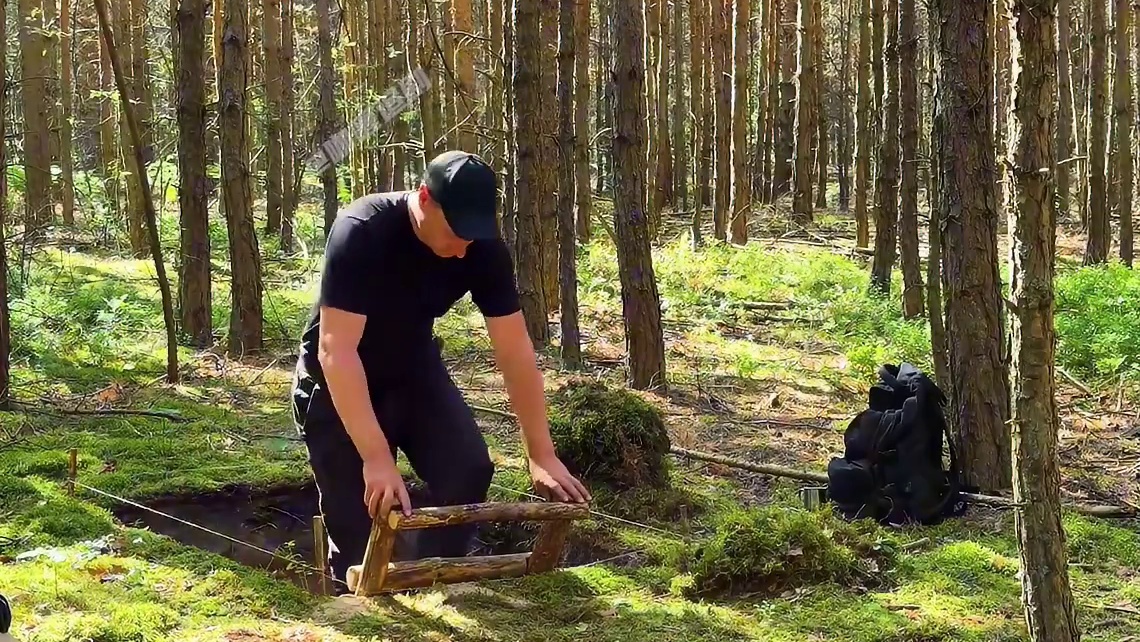 男人挖空三米深坑建造出隐蔽的地下堡垒，能轻松抵御野猪和狼群的袭击