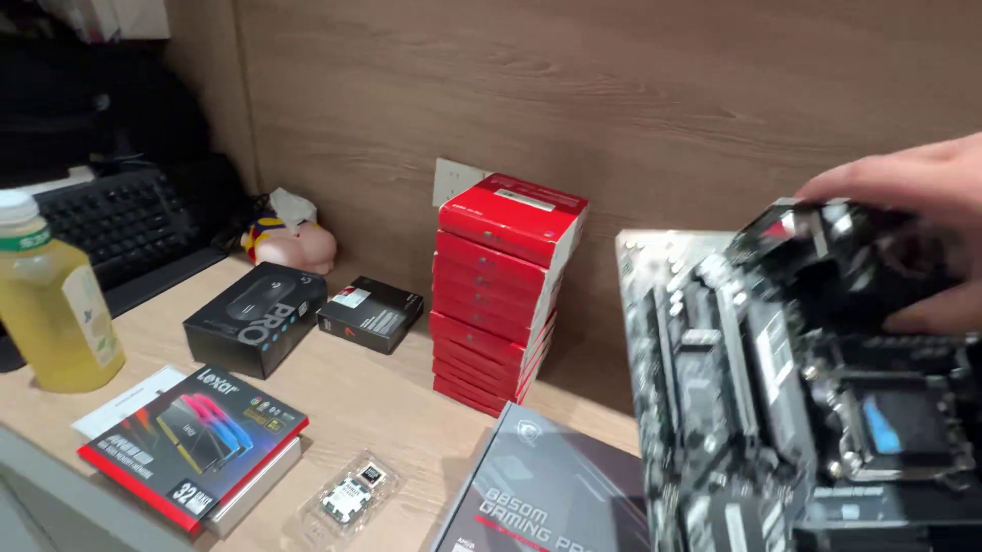 边装机边看比赛？帮粉丝装台纯黑海景房！ 结尾有配置单#电脑 #装机 #长沙 #diy电脑 #电脑配置