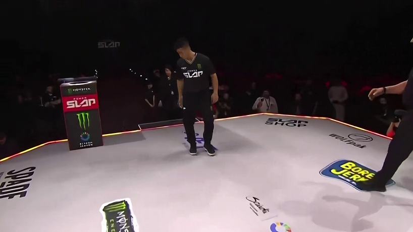 一代武術(shù)大師被對(duì)手殘忍打挺！直翻白眼！裁判回放比賽發(fā)現(xiàn)端倪！#扇耳光大賽 #趙洪剛 #通背拳 #ko