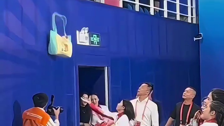 全红婵负责收礼物，何教练负责打包！#全红婵