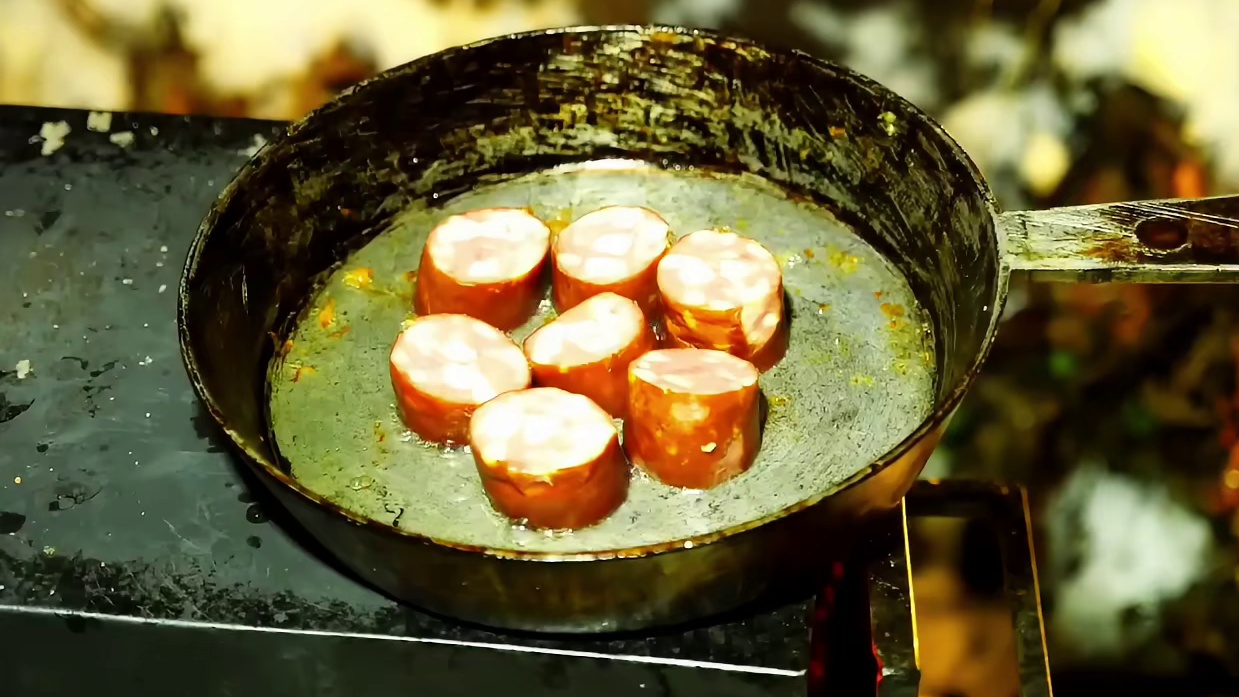 第2集：冰天雪地的天气，男人在一个树根下给自己搭建了舒适的荒野小屋