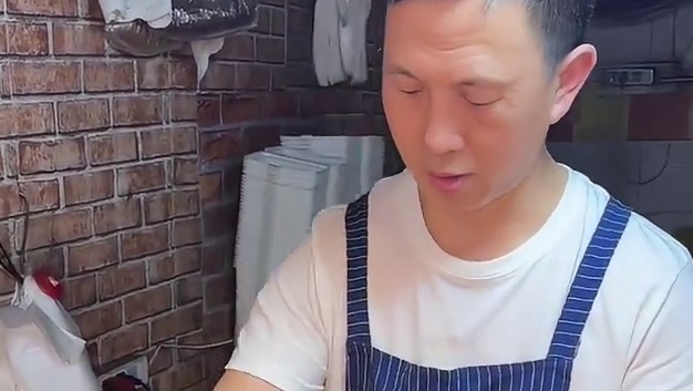 贵阳街头吃到蛋包洋芋，这口下去好幸福