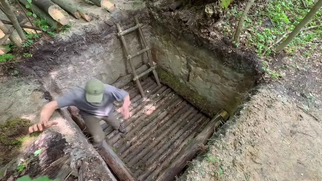 第1集：荒无人烟的野外，男人在枯木下给自己搭建了舒适的小屋