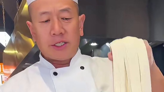 西安街头手擀油泼面，无限续面，热油一泼真是美滴很！